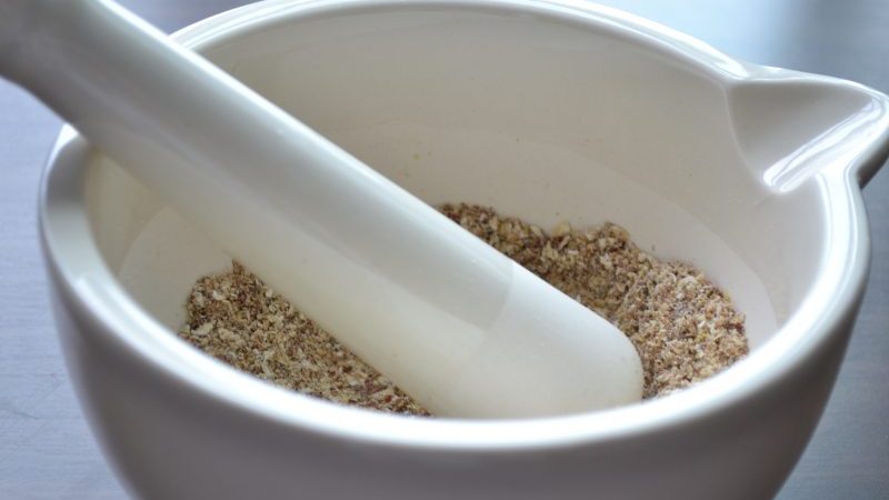 Les avantages et les inconvénients de la farine d'avoine pour le corps et la portée du produit