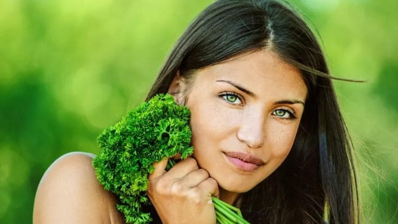 Meilleurs remèdes faciaux: masques de persil faits maison