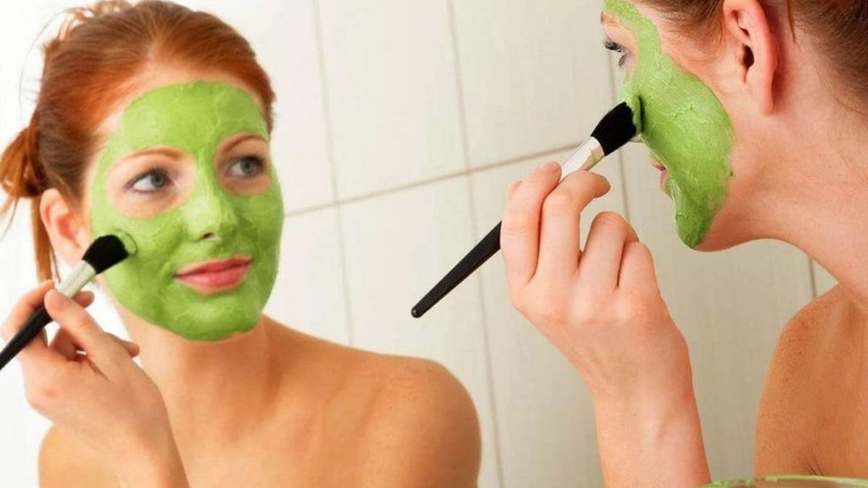 Meilleurs remèdes faciaux: masques de persil faits maison