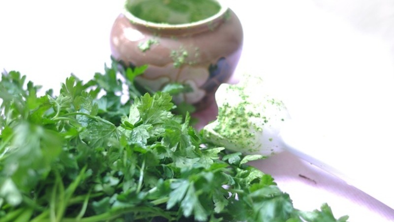 Meilleurs remèdes faciaux: masques de persil faits maison