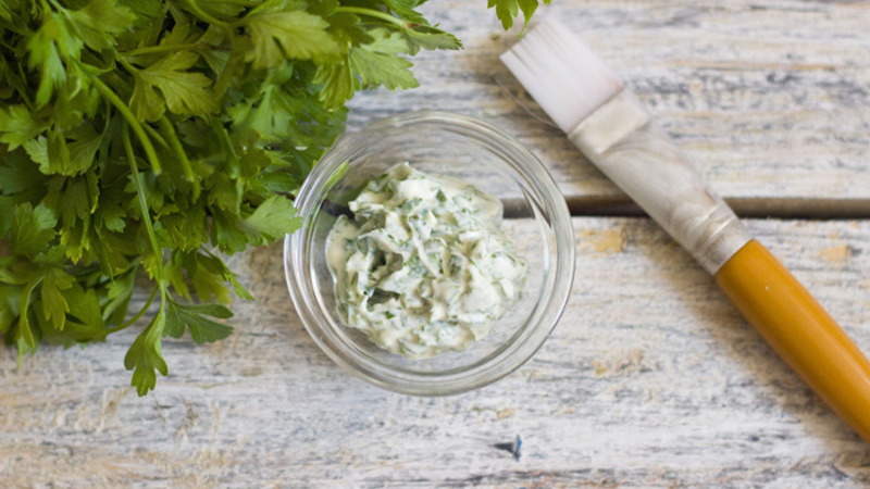 Meilleurs remèdes faciaux: masques de persil faits maison