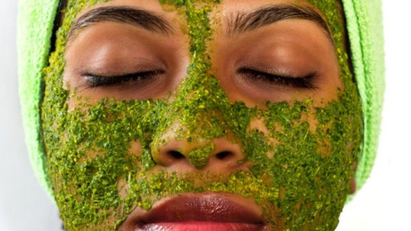 Meilleurs remèdes faciaux: masques de persil faits maison