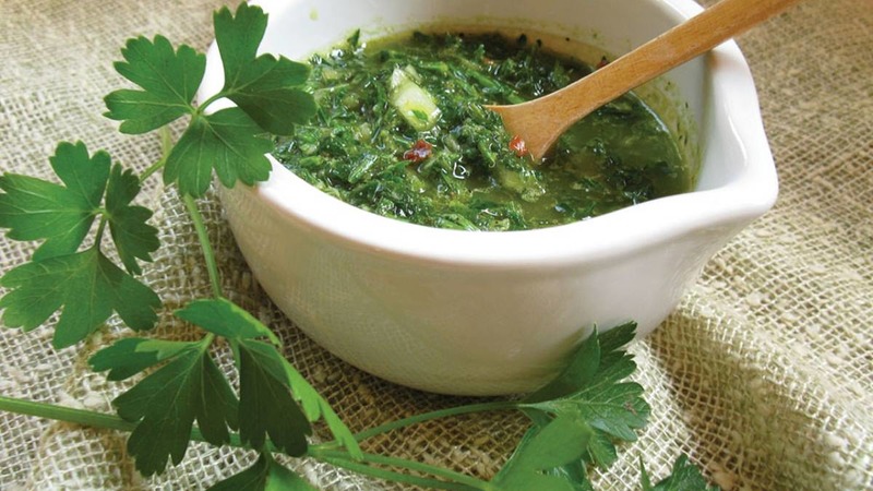 Meilleurs remèdes faciaux: masques de persil faits maison