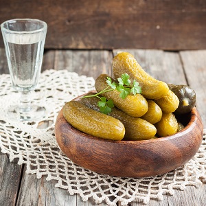 Concombres croustillants pour l'hiver sans stérilisation: méthodes de salage