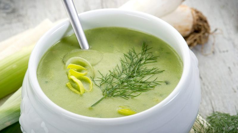 Comment et avec quoi le céleri est-il mangé: recettes