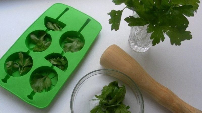 Comment faire de la glace au persil pour le visage: beauté et santé de la peau à partir d'ingrédients simples