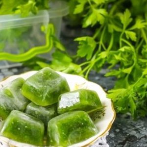 Comment faire de la glace au persil pour le visage: beauté et santé de la peau à partir d'ingrédients simples