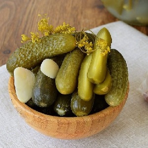 Les meilleures recettes sur la façon de mariner les concombres dans un seau en plastique pour l'hiver et des recommandations pour conserver ces blancs