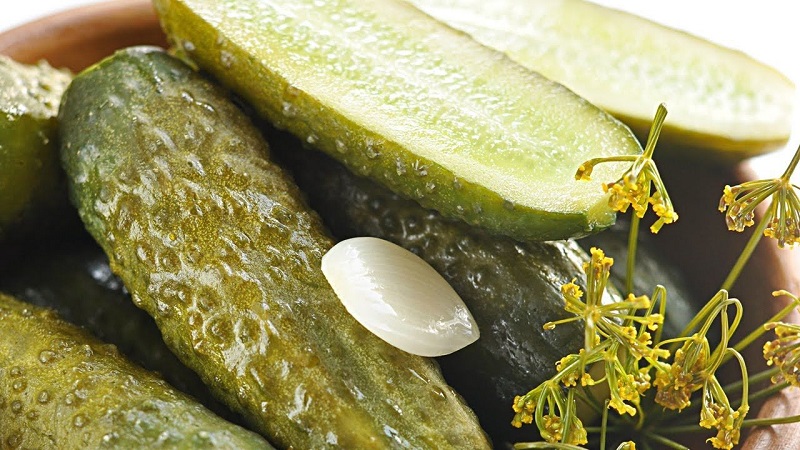 Les meilleures recettes sur la façon de mariner les concombres dans un seau en plastique pour l'hiver et des recommandations pour conserver ces blancs
