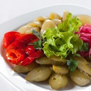 Les meilleures recettes sur la façon de mariner les concombres dans un seau en plastique pour l'hiver et des recommandations pour conserver ces blancs