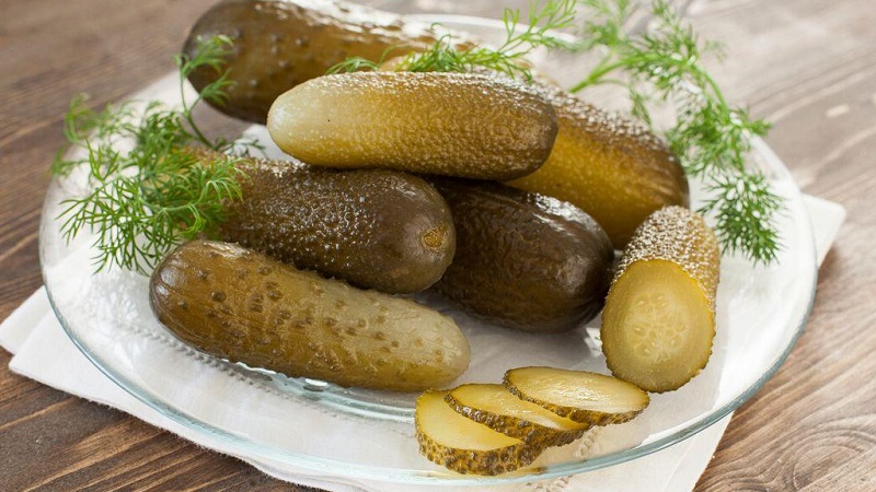 Les meilleures recettes sur la façon de mariner les concombres dans un seau en plastique pour l'hiver et des recommandations pour conserver ces blancs