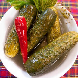 Les meilleures recettes sur la façon de mariner les concombres dans un seau en plastique pour l'hiver et des recommandations pour conserver ces blancs