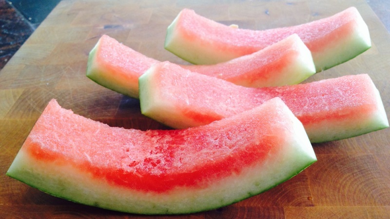 Ne jetez pas les pelures de pastèque: propriétés bénéfiques pour le corps humain