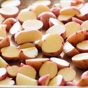 Variété de pomme de terre mûre précoce sans prétention Lyubava pour un stockage à long terme