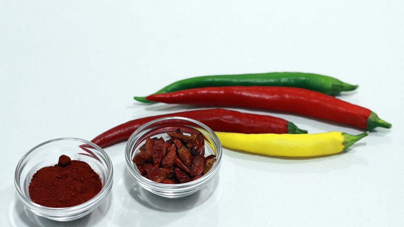 Distinguer les fruits piquants est facile et simple - piment de Cayenne et piment: quelle est la différence et comment ils sont utilisés