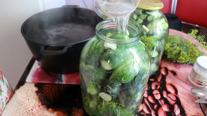Les recettes les plus délicieuses de concombres sucrés pour l'hiver en pot d'un litre
