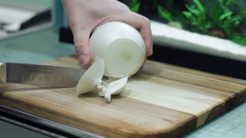 D'où vient le chagrin de l'oignon: pourquoi pleurons-nous quand nous coupons des oignons