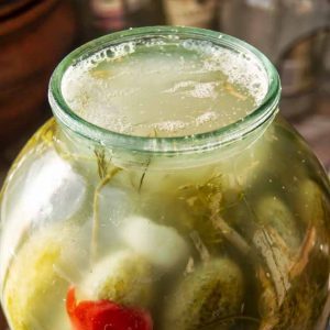 Pourquoi une fleur blanche apparaît-elle sur les concombres marinés et est-il possible de les manger