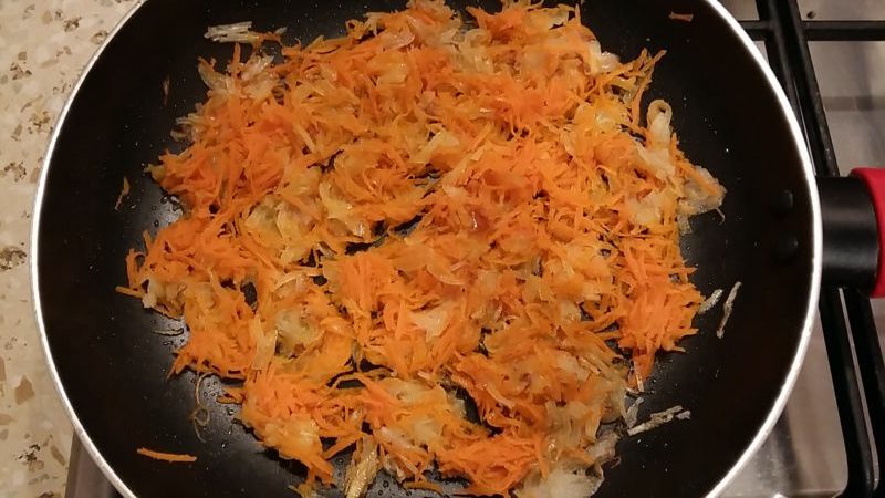 Comment faire frire correctement les oignons: les meilleures façons et de délicieuses recettes