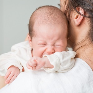 Comment l'allergie aux pommes de terre se manifeste-t-elle chez les enfants et les adultes
