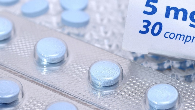 Comment l'allergie aux pommes de terre se manifeste-t-elle chez les enfants et les adultes