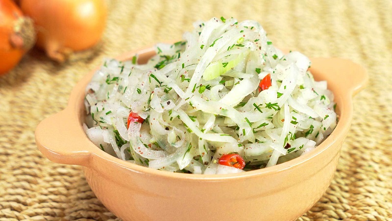 Teneur en calories et valeur nutritionnelle des oignons: frais, bouillis, frits