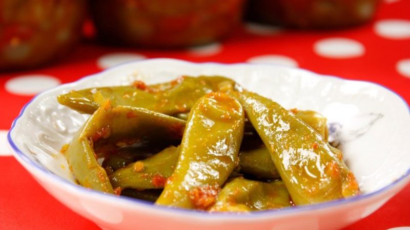 Collations salées à faire soi-même: cuisiner des piments forts marinés pour l'hiver avec du beurre