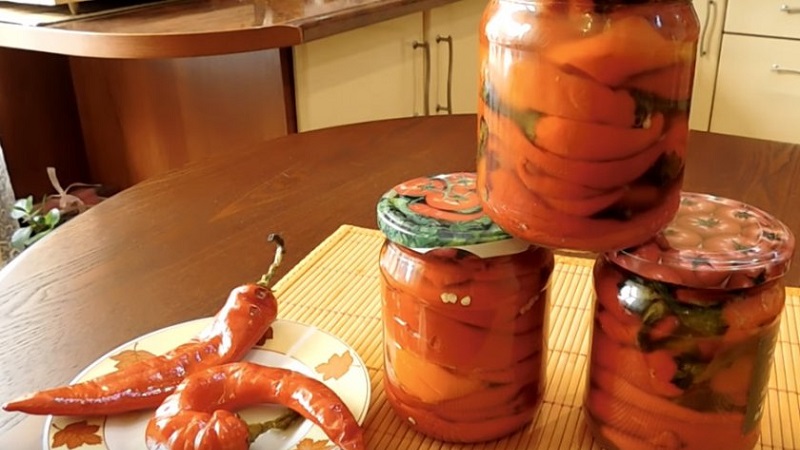 Collations salées à faire soi-même: cuisiner des piments forts marinés pour l'hiver avec du beurre