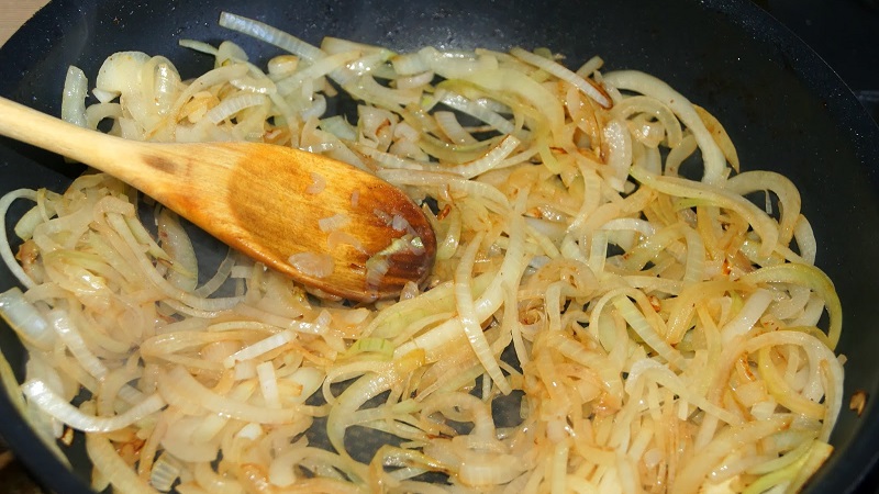 Propriétés utiles des oignons cuits pour le corps et les recettes les plus délicieuses