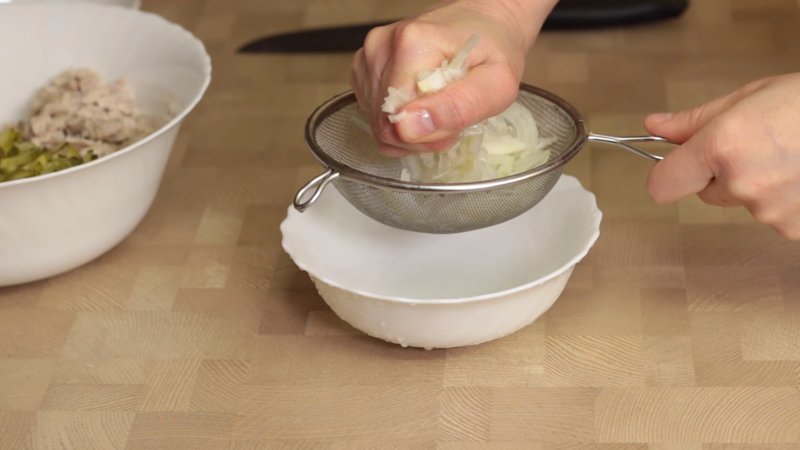 Les moyens les plus efficaces d'éliminer l'amertume des oignons