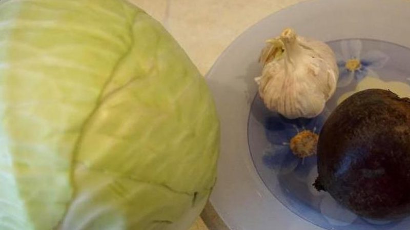 Comment savoureux et facile à mariner le chou pour l'hiver avec des quartiers de chou