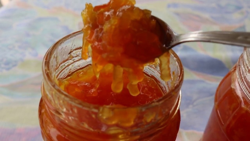 Cuisson de la confiture de carottes délicieuse et saine avec du citron pour l'hiver