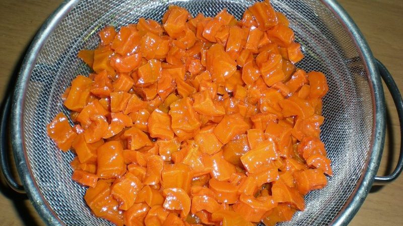 Comment bien congeler les carottes pour l'hiver au congélateur: règles et méthodes de congélation