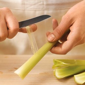 Comment éplucher correctement le céleri et quoi en faire cuire