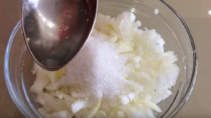 Comment cuisiner et utiliser des oignons avec du sucre contre la toux