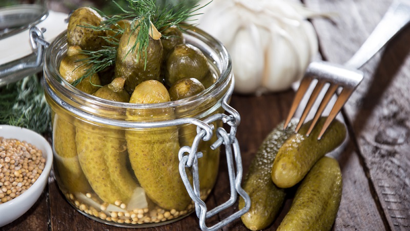 Faire des préparations croustillantes pour l'hiver: comment saler correctement les concombres, les meilleures recettes