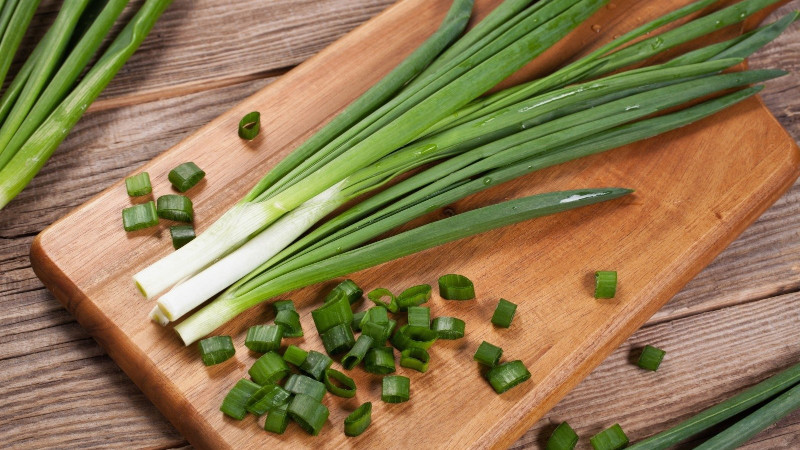 Recommandations étape par étape: comment sécher les oignons verts pour l'hiver à la maison