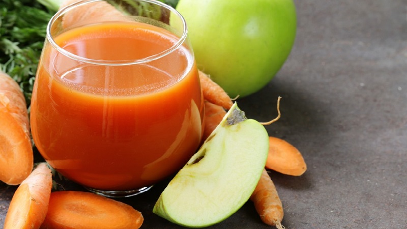 Comment préparer le jus de pommes et de carottes à partir d'un presse-agrumes pour l'hiver