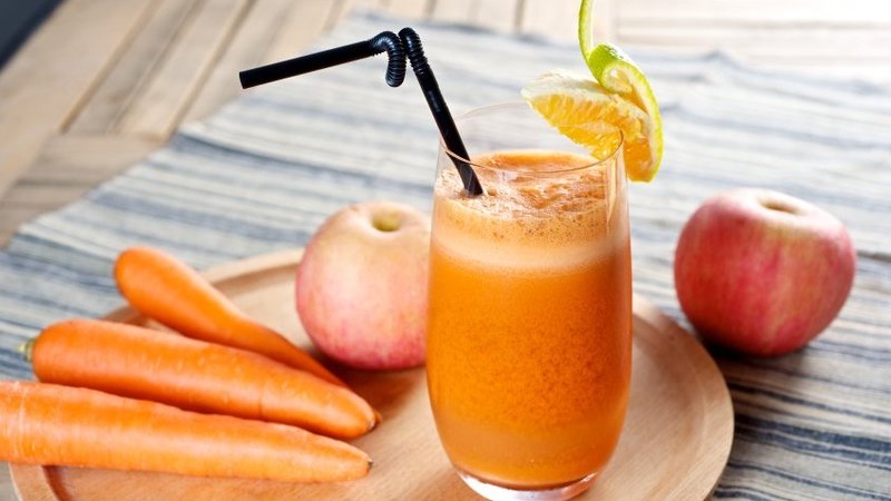 Comment préparer le jus de pommes et de carottes à partir d'un presse-agrumes pour l'hiver