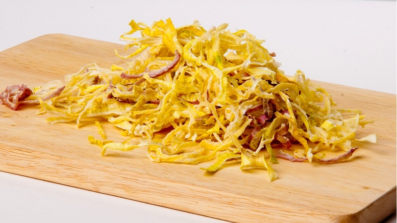 Comment préparer les oignons séchés de différentes manières et où les utiliser