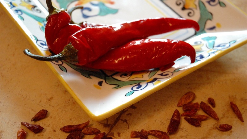 Comment saler les piments forts pour l'hiver sans stérilisation: les meilleures recettes et recommandations pour fermer les bocaux