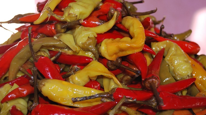 Comment saler les piments forts pour l'hiver sans stérilisation: les meilleures recettes et recommandations pour fermer les bocaux