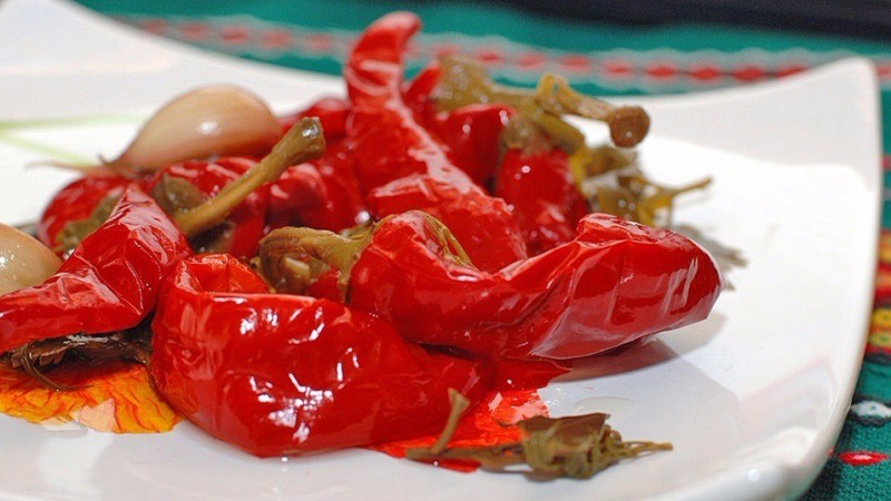 Comment saler les piments forts pour l'hiver sans stérilisation: les meilleures recettes et recommandations pour fermer les bocaux