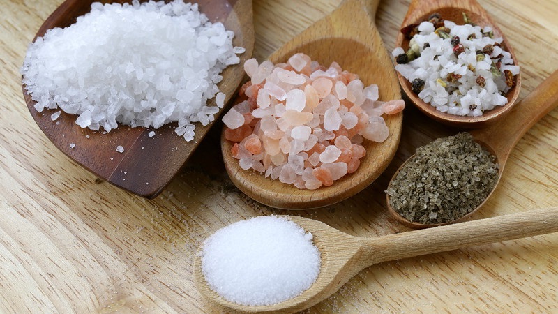 Nous fabriquons les blancs correctement: quel type de sel convient le mieux au chou salé