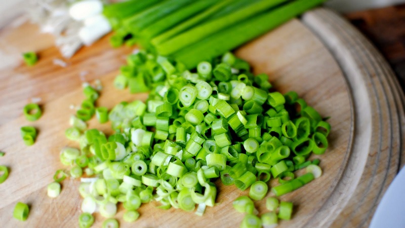 Les meilleures recettes pour saler rapidement et facilement les oignons verts pour l'hiver