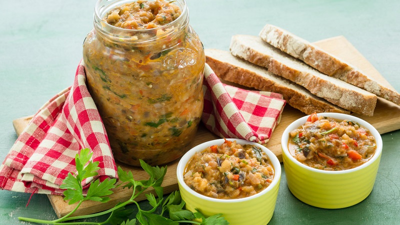 Les meilleures recettes pour l'hiver sans stérilisation: le caviar d'aubergine.