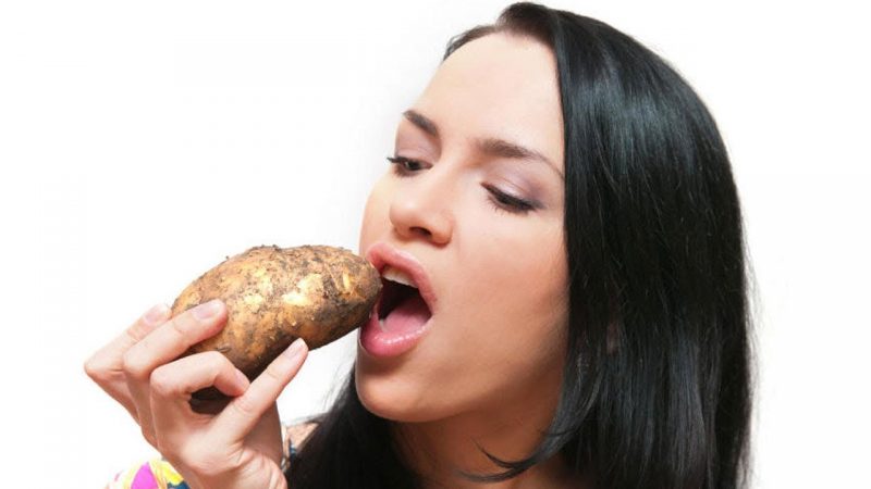 À quoi servent les pommes de terre crues et est-il possible de les manger