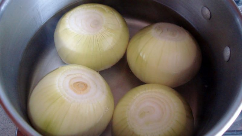Les avantages et les inconvénients des oignons bouillis pour le corps humain
