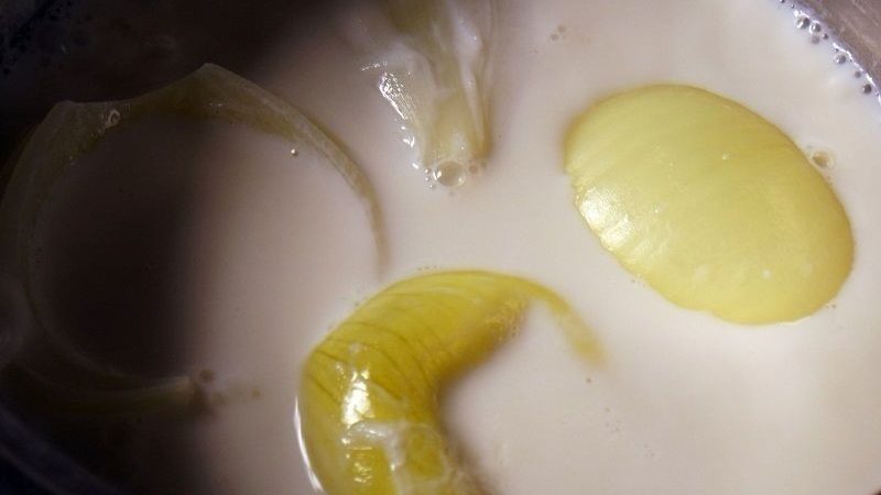 Les meilleures recettes avec des oignons et du lait pour la toux de bébé