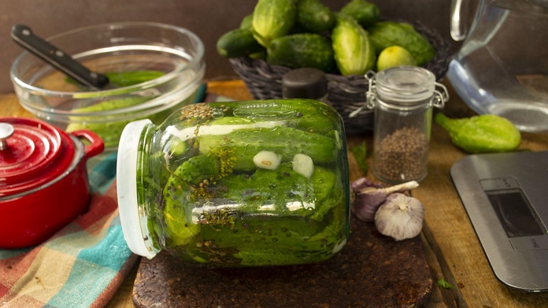 La recette la plus délicieuse pour l'hiver: concombres marinés à la moutarde dans un pot